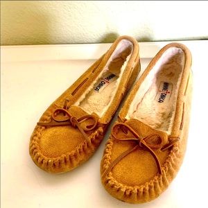 Minnetonka Moccasins Tan Suede Fur Lined Slippers